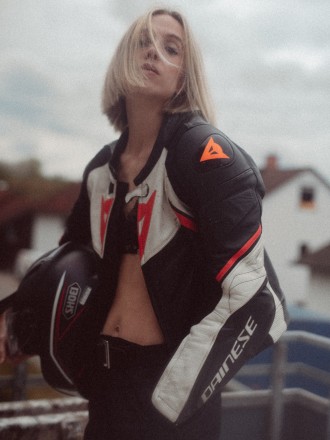 Model Scarlette 22068