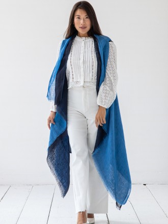Model Lin He 69267