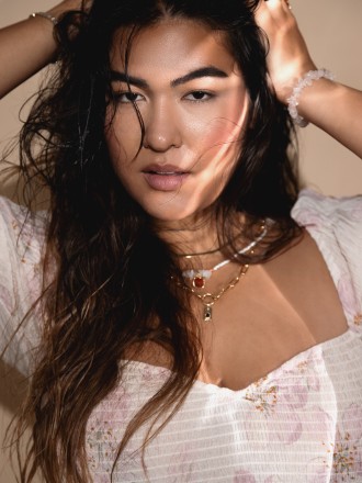 Model Anna Gulaab 76255