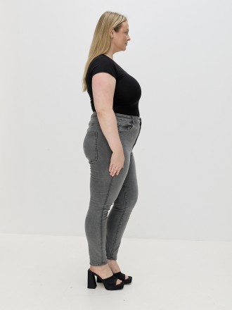 Model Madeleine 69776