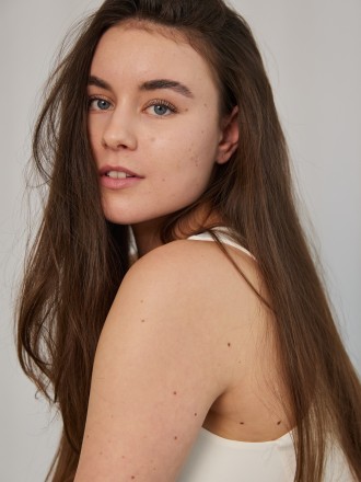Model Pauline 69922