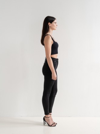 Model Laura 73983