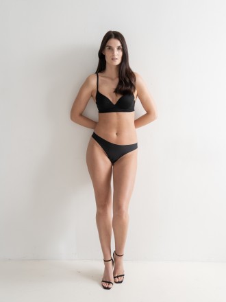 Model Laura 73983
