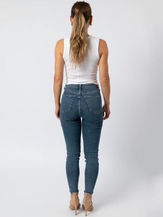 Model Aleksandra 78701