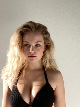 Model Emily 80147