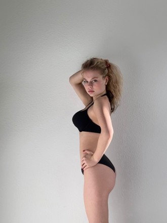 Model Emily 80147