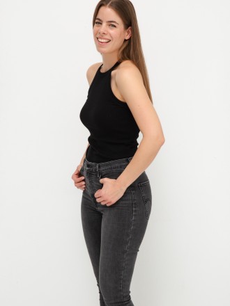Model Anisia 86204